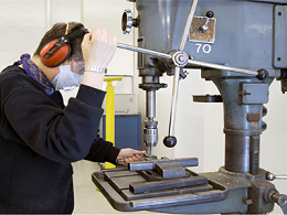 五金沖壓加工廠，如何用普通沖床生產(chǎn)精密沖壓件？