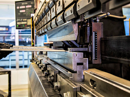 五金沖壓模具加工廠，如何處理沖壓件裂紋和翹曲？