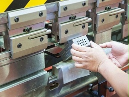 五金沖壓廠家，沖壓件排樣時要注意什么？